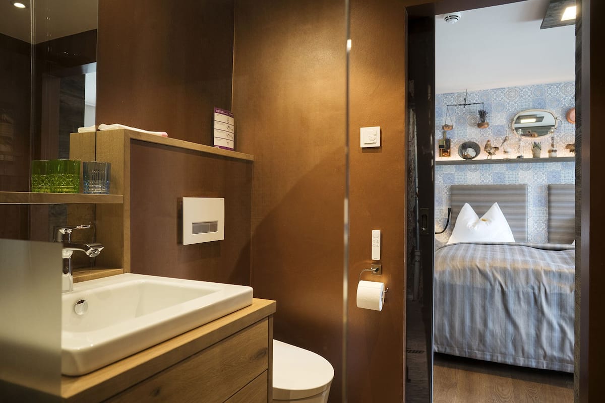 deluxe double room, river view | bathroom | hair dryer, towels, soap, shampoo