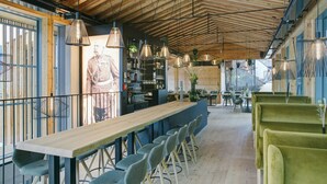 A modern bar area with wooden ceiling, hanging lights, and bar stools. - Boutique Hotel im Auracher Löchl (Kufstein)