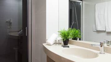 Dusche, kostenlose Toilettenartikel, Haartrockner, Handtücher