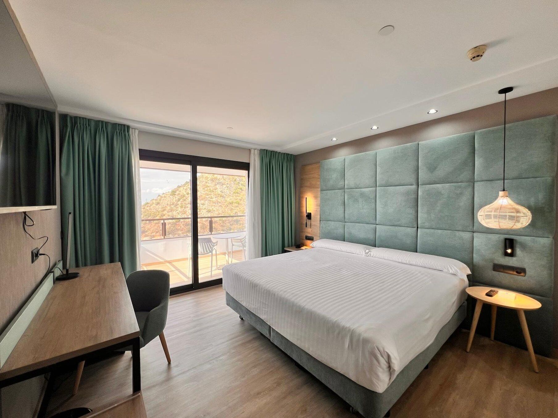 Minibar, caja de seguridad en la habitación y escritorio 