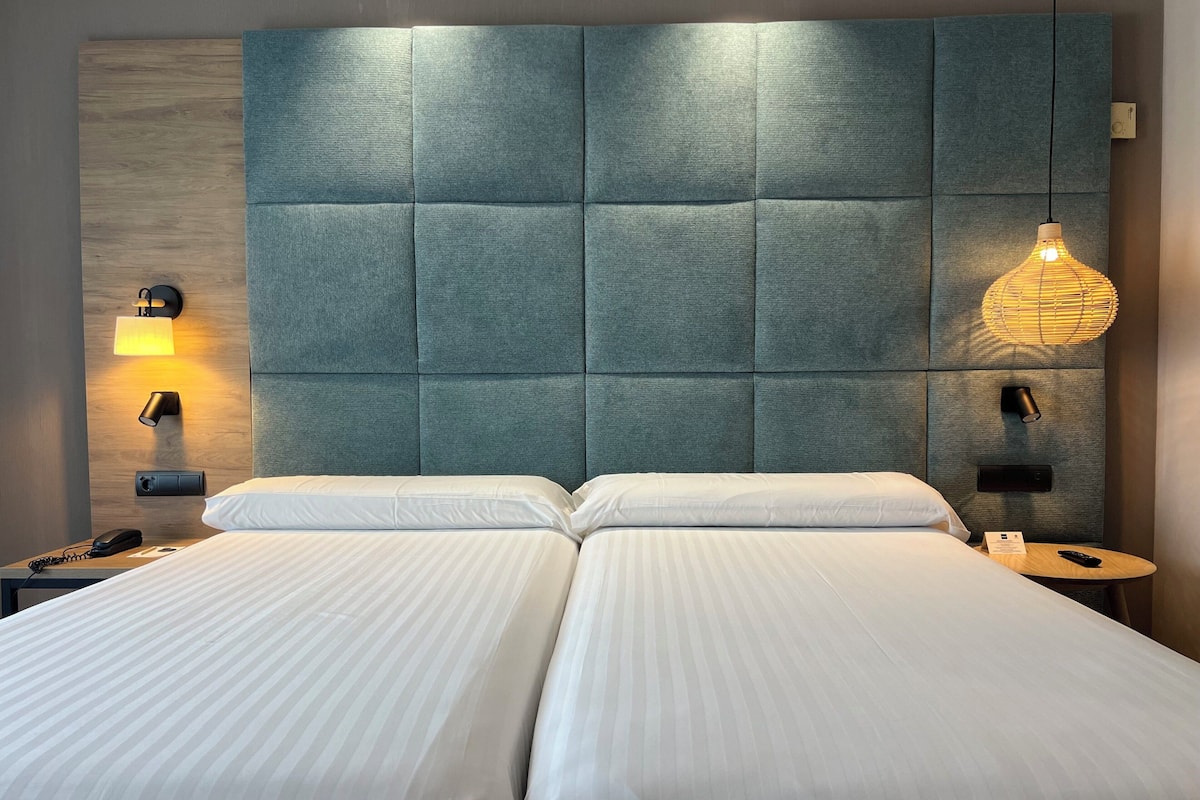 Superior-huone (With Views) | Minibaari, tallelokero huoneessa, työpöytä, pimennysverhot