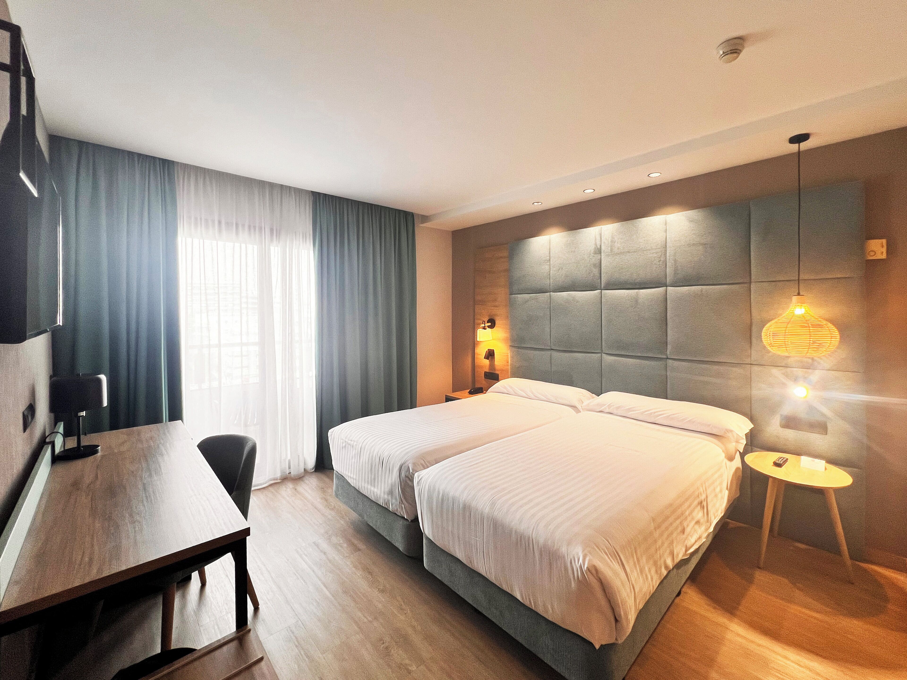 Minibar, caja fuerte, escritorio y cortinas opacas