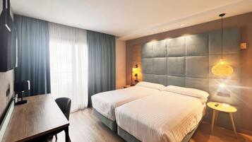 Minibar, caja fuerte, escritorio y cortinas opacas