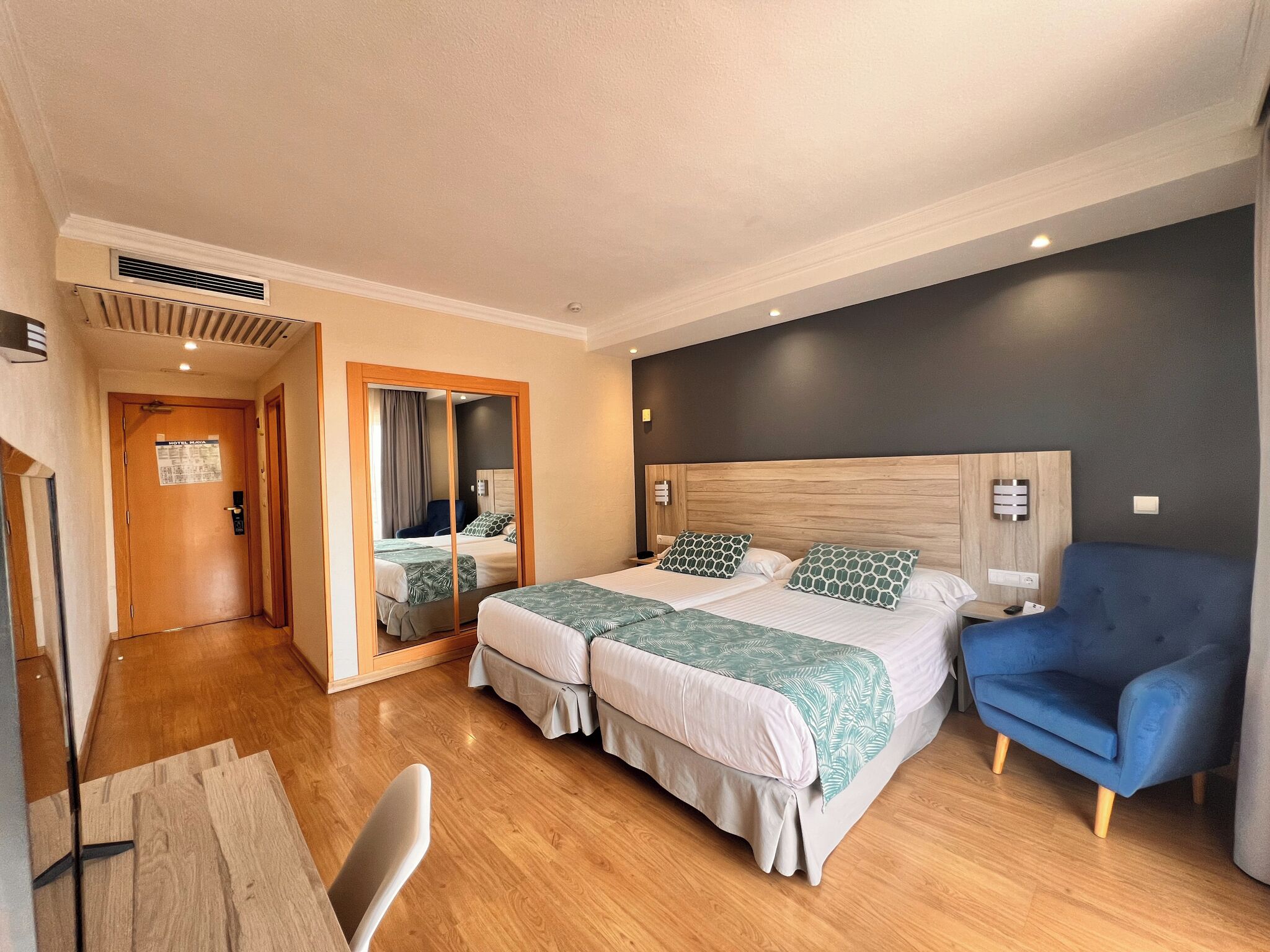 Minibar, caja de seguridad en la habitación y escritorio 