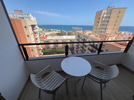 高级房 (With Views) | 迷你吧、客房内保险箱、办公桌、遮光窗帘