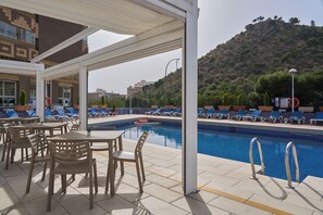 Seasonal outdoor pool, pool umbrellas, sun loungers