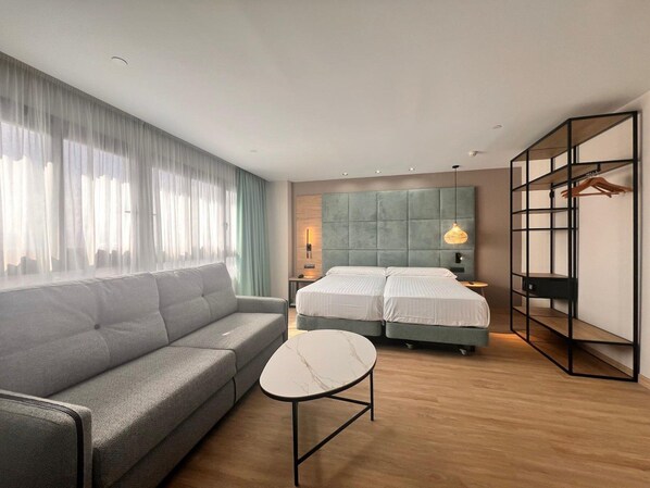 Minibar, Zimmersafe, Schreibtisch, Verdunkelungsvorhänge