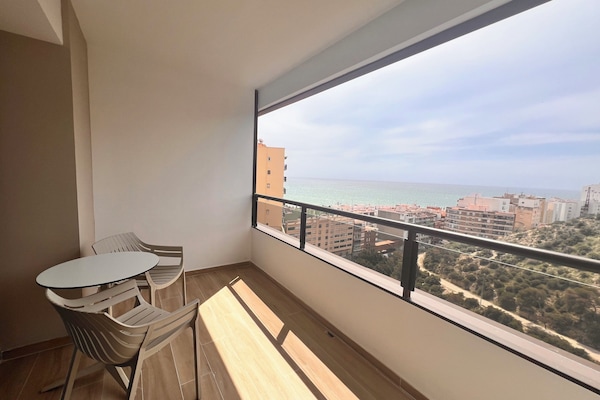 Minibar, caja fuerte, escritorio y cortinas opacas