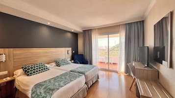 Klassieke kamer | Een minibar, een kluis op de kamer, een bureau, verduisterende gordijnen