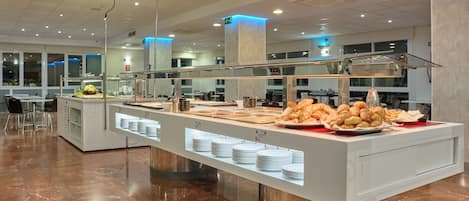 Frukostbuffé varje dag (EUR 14 per person)