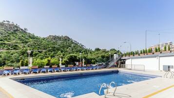 Seasonal outdoor pool, pool umbrellas, sun loungers