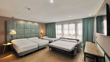 Een minibar, een kluis op de kamer, een bureau, verduisterende gordijnen