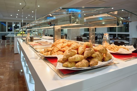 Desayuno buffet diario (EUR 14 por persona). Hotel Sercotel Maya Alicante