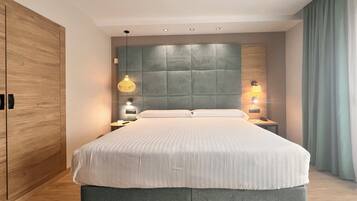 Superior Room | Minibar, in-room safe, desk, blackout curtains