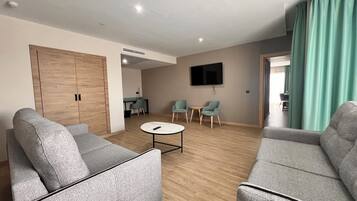 Minibar, caja fuerte, escritorio y cortinas opacas