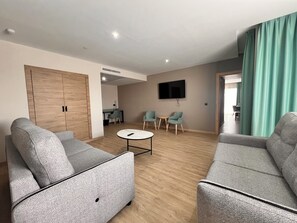 Minibar, värdeförvaringsskåp på rummet och skrivbord