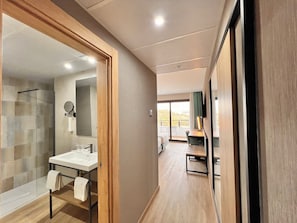 Habitación Premium | Minibar, caja de seguridad en la habitación y escritorio