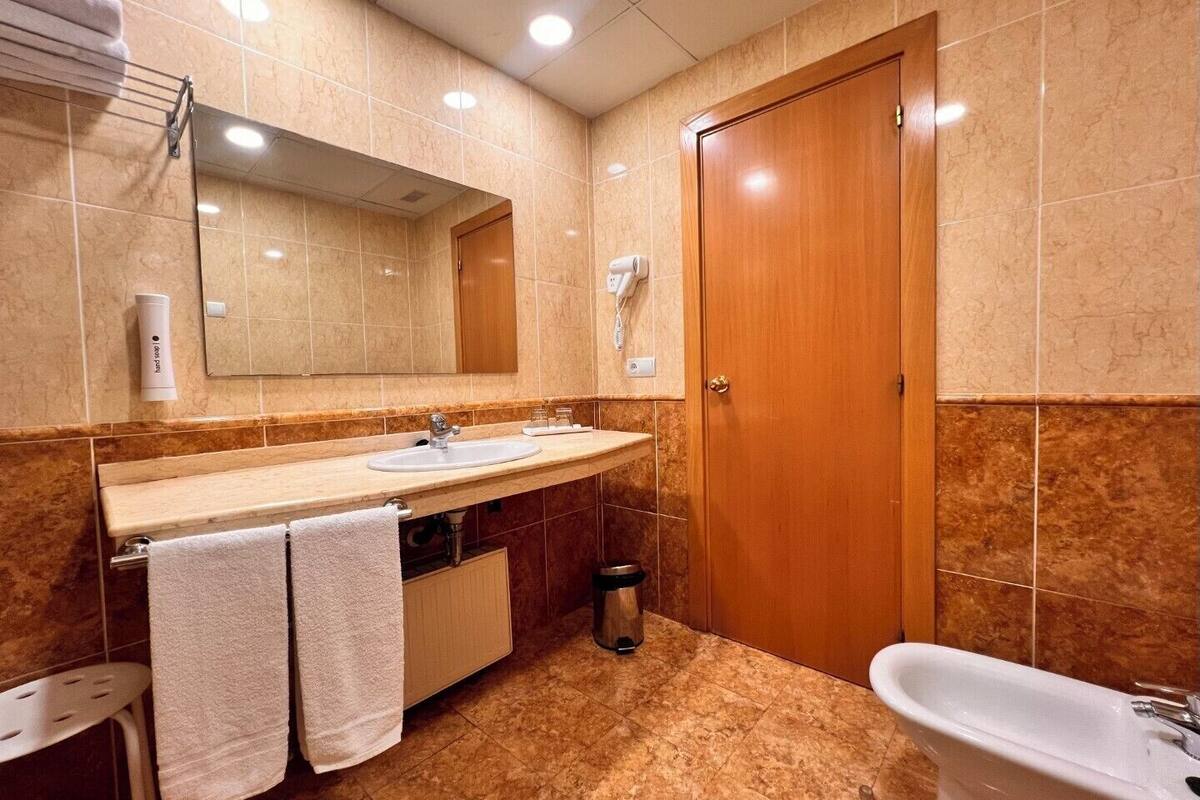 double room single use | bathroom | combined shower/bathtub, hair dryer, bidet, towels