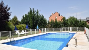Outdoor pool - Hotel Puerta De Alcala (Alcala de Henares)