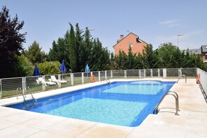Outdoor pool - Hotel Puerta De Alcala (Alcala de Henares)