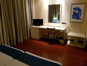 Room - Hotel Puerta De Alcala (Alcala de Henares)