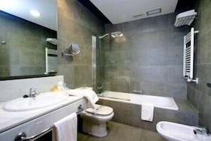 Deep soaking tub, hair dryer, towels - Hotel Puerta De Alcala (Alcala de Henares)