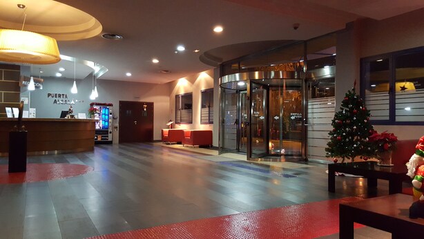Lobby sitting area - Hotel Puerta De Alcala (Alcala de Henares)