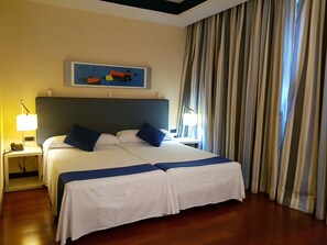 Standard Twin Room | In-room safe, desk, rollaway beds, free WiFi - Hotel Puerta De Alcala (Alcala de Henares)