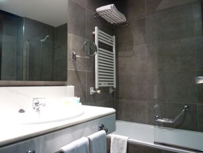 Deep soaking tub, hair dryer, towels - Hotel Puerta De Alcala (Alcala de Henares)