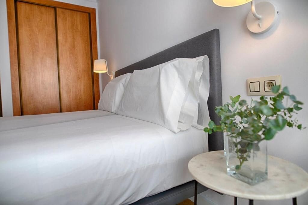 Ropa de cama de alta calidad, minibar, caja fuerte y escritorio