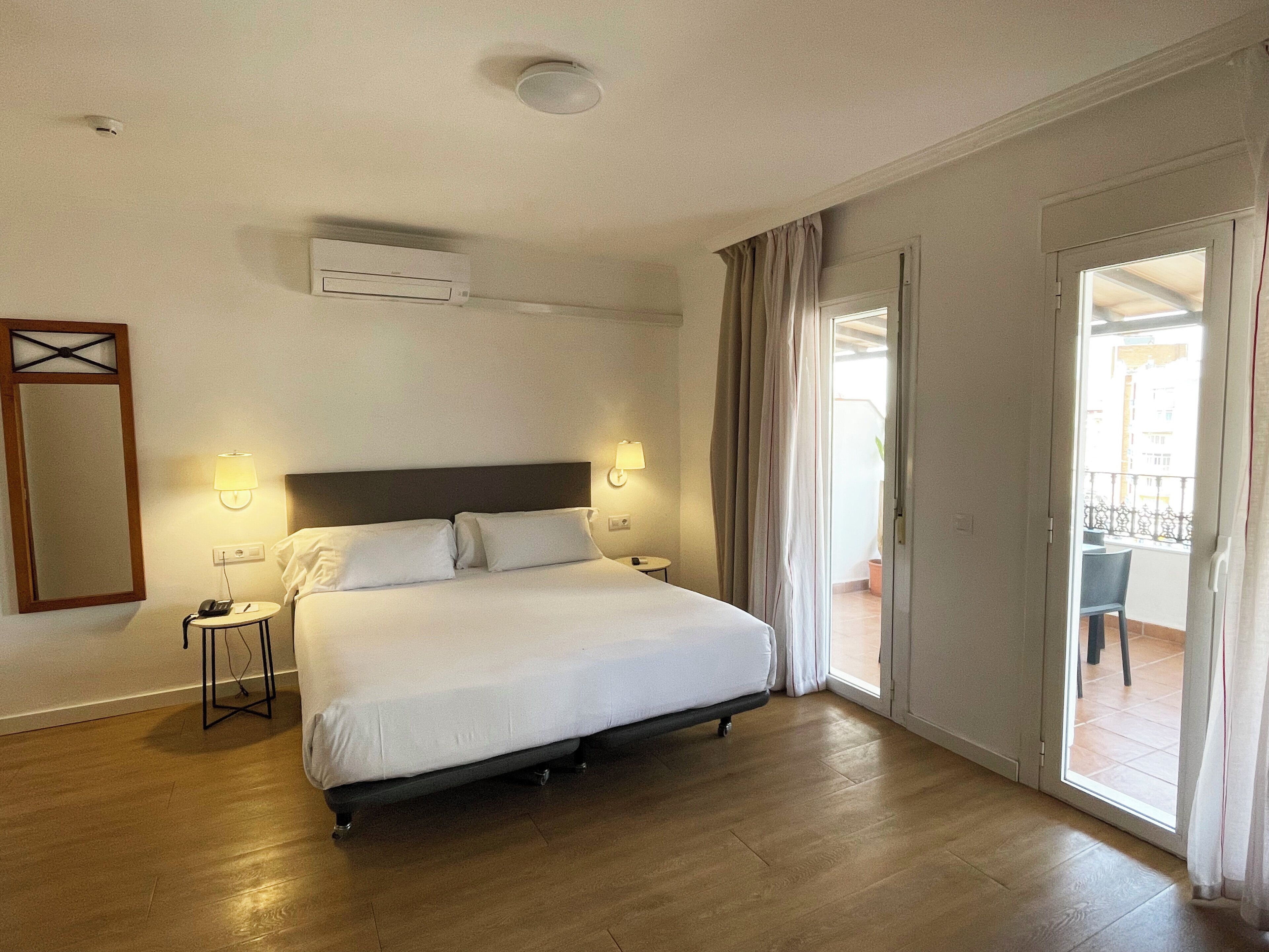 Roupas de cama premium, frigobar, cofres nos quartos, escrivaninha