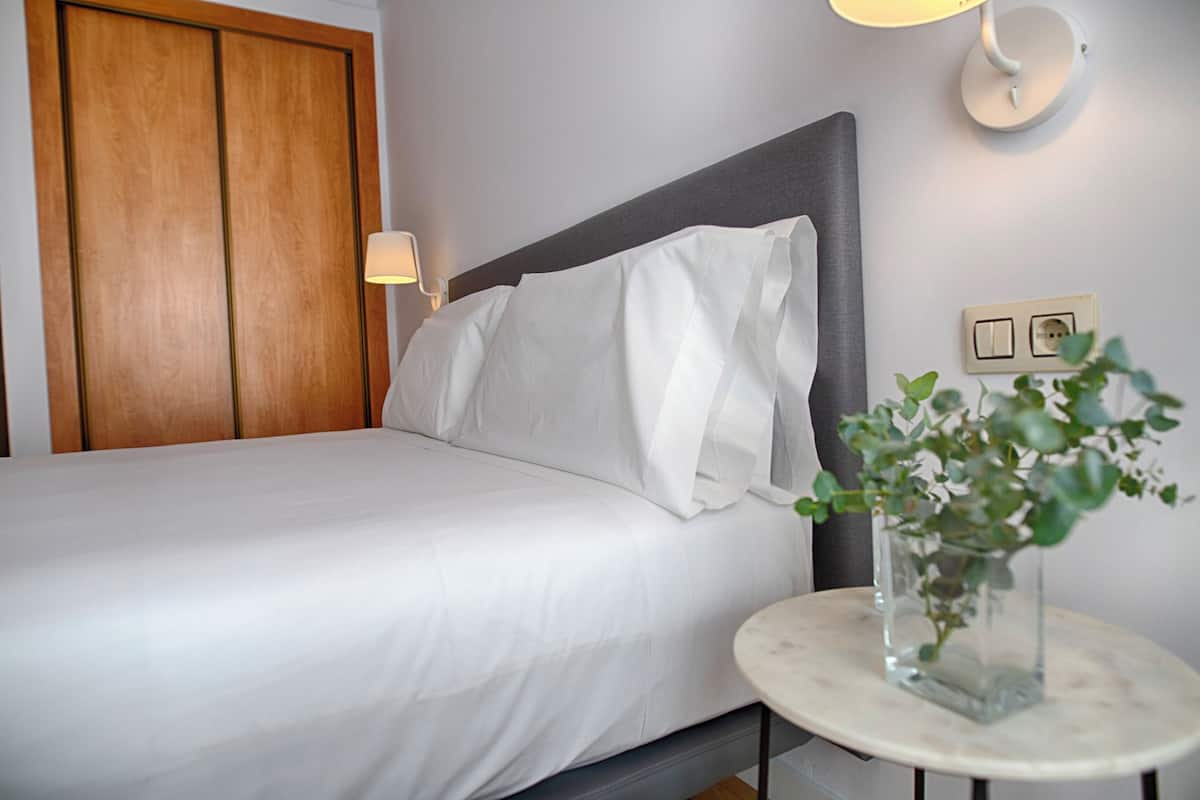 Roupas de cama premium, frigobar, cofres nos quartos, escrivaninha
