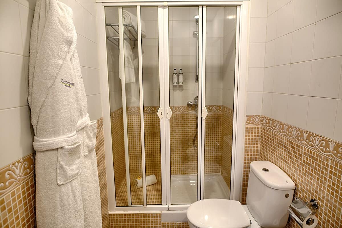 classic double | bathroom | free toiletries, hair dryer, towels