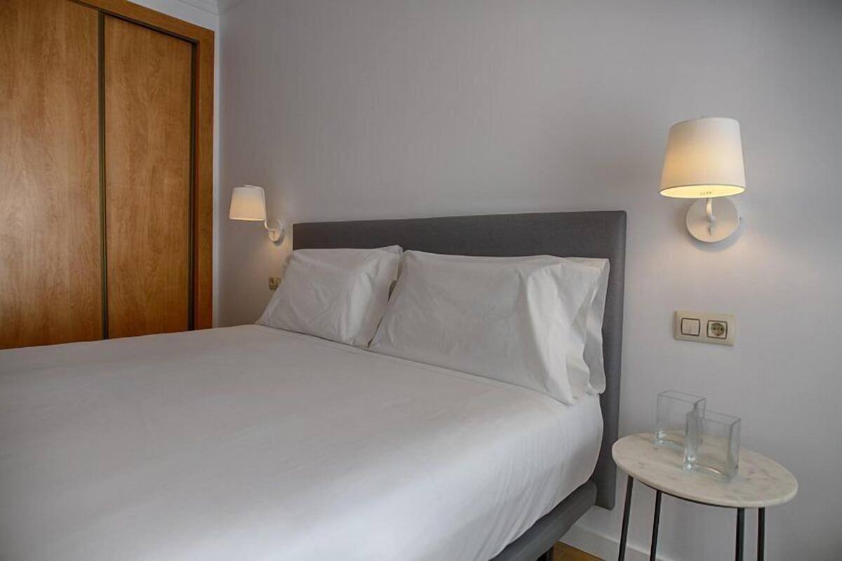 Ropa de cama de alta calidad, minibar, caja fuerte y escritorio
