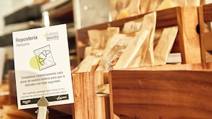 Sinal que indica embalagem segura de doces, com ênfase em segurança e garantia de qualidade.