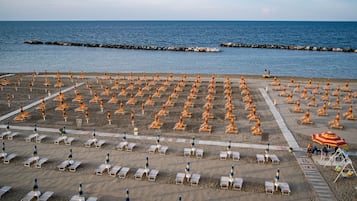 Spiaggia privata, cabine (a pagamento), lettini da mare, ombrelloni