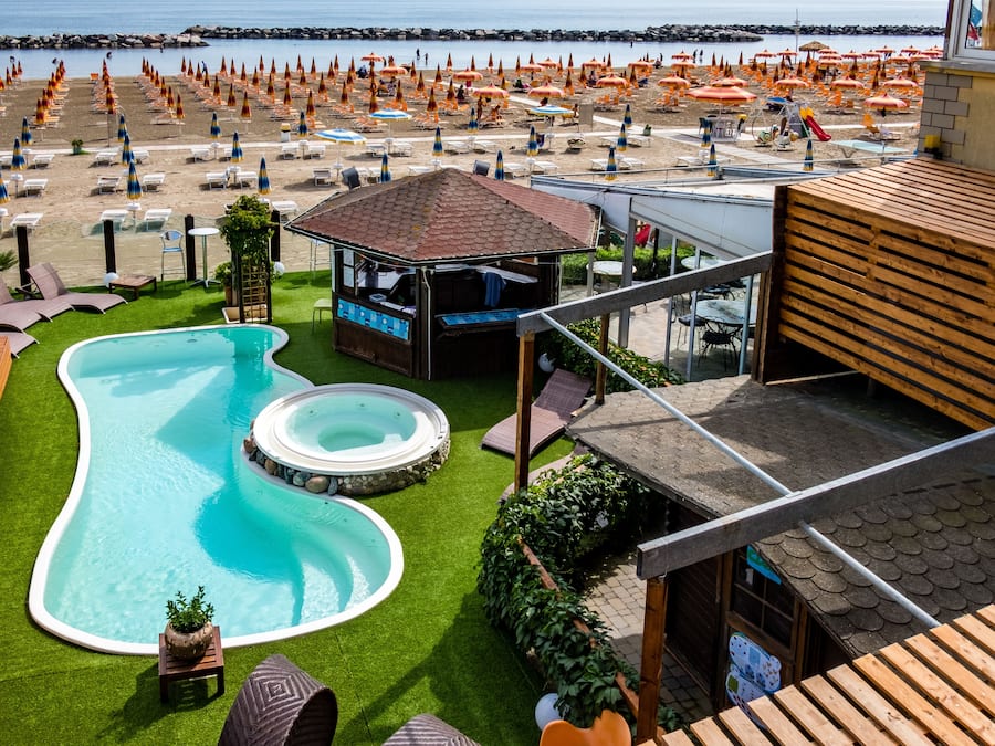 Piscina stagionale all'aperto, lettini