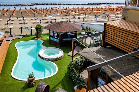 Seasonal outdoor pool, open 8:00 AM to 7:00 PM, sun loungers. Hotel Estate