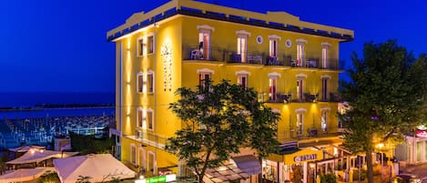 Façade de lâhĂ©bergement - soirĂ©e/nuit