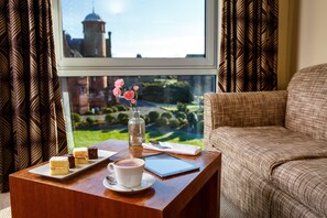 Bộ đồ giường cao cấp, két bảo mật tại phòng, bàn, màn/rèm cản sáng 