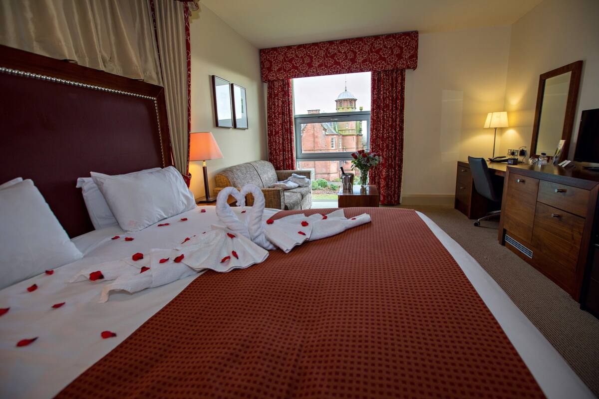 room, 1 king bed, garden view | premium bedding, in-room safe, desk, blackout curtains