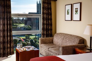 Ropa de cama de alta calidad y caja de seguridad en la habitación 