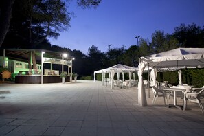 Melayani makan siang dan makan malam dengan sajian masakan Italia