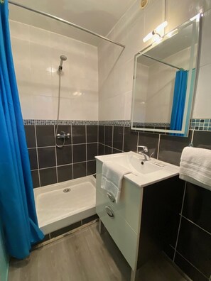 Shower, free toiletries, towels - AppartHotel Festival Sud Suites - Gare TGV (Avignon)