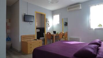 Standard Studio | Private kitchenette | Coffee/tea maker