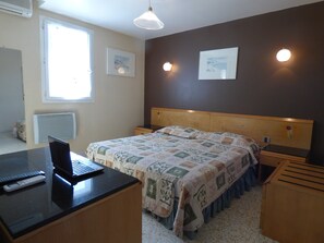 Standard Studio | Private kitchenette | Coffee/tea maker - AppartHotel Festival Sud Suites - Gare TGV (Avignon)