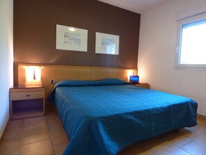 Desk, soundproofing, iron/ironing board, WiFi - AppartHotel Festival Sud Suites - Gare TGV (Avignon)