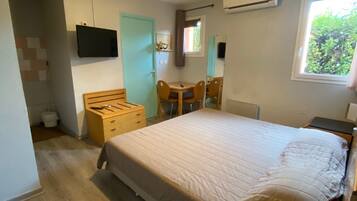 Studio Standard | Bureau, chambres insonorisées, fer et planche à repasser, Wi-Fi