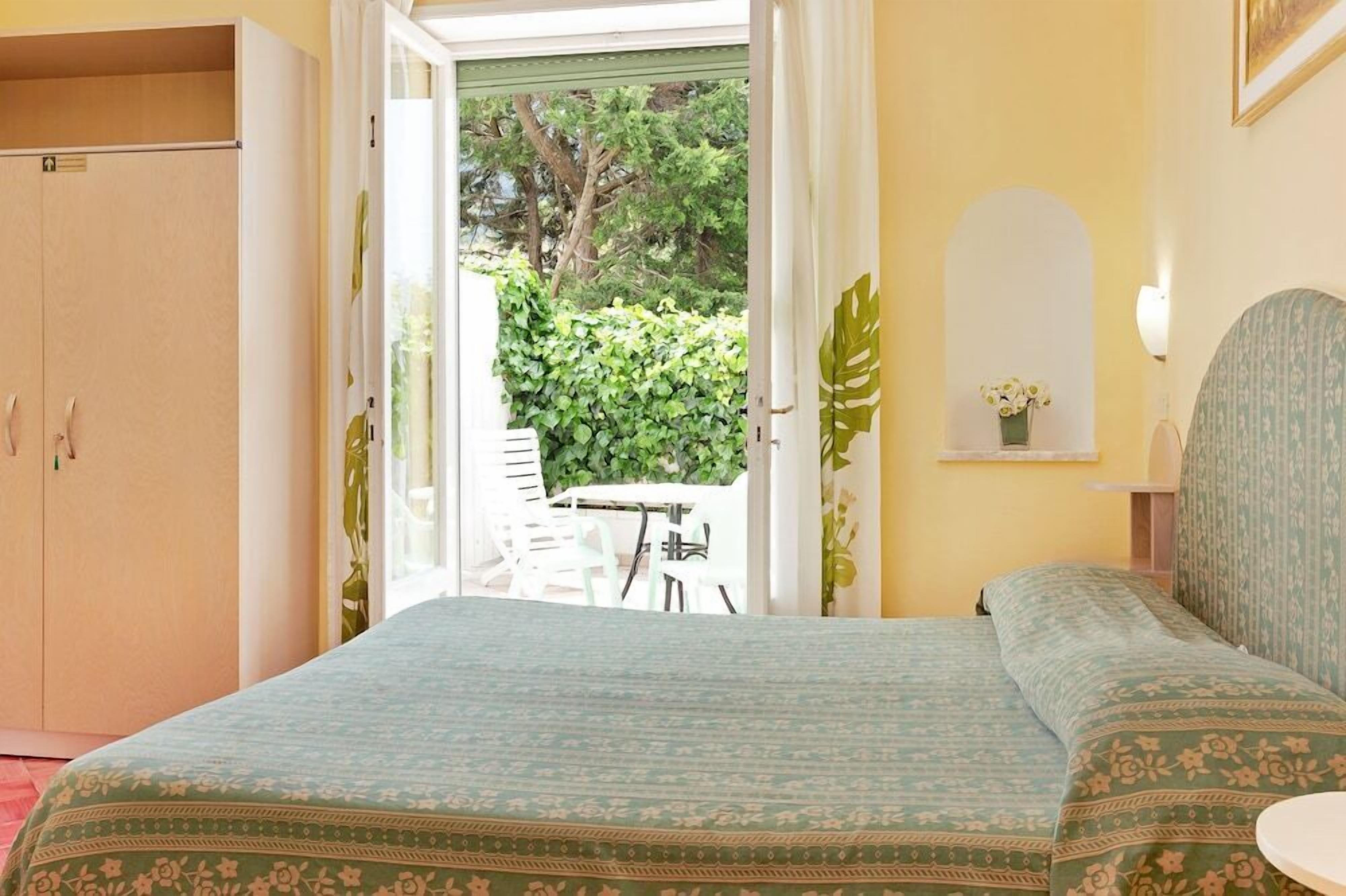 Sengetøy av topp kvalitet, safe på rommet og skrivebord