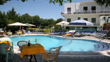 Kauden mukainen ulkouima-allas, aurinkovarjoja, aurinkotuoleja